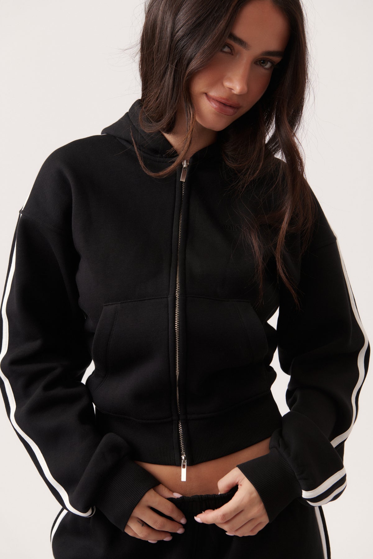 Sudadera con capucha y cremallera a rayas
