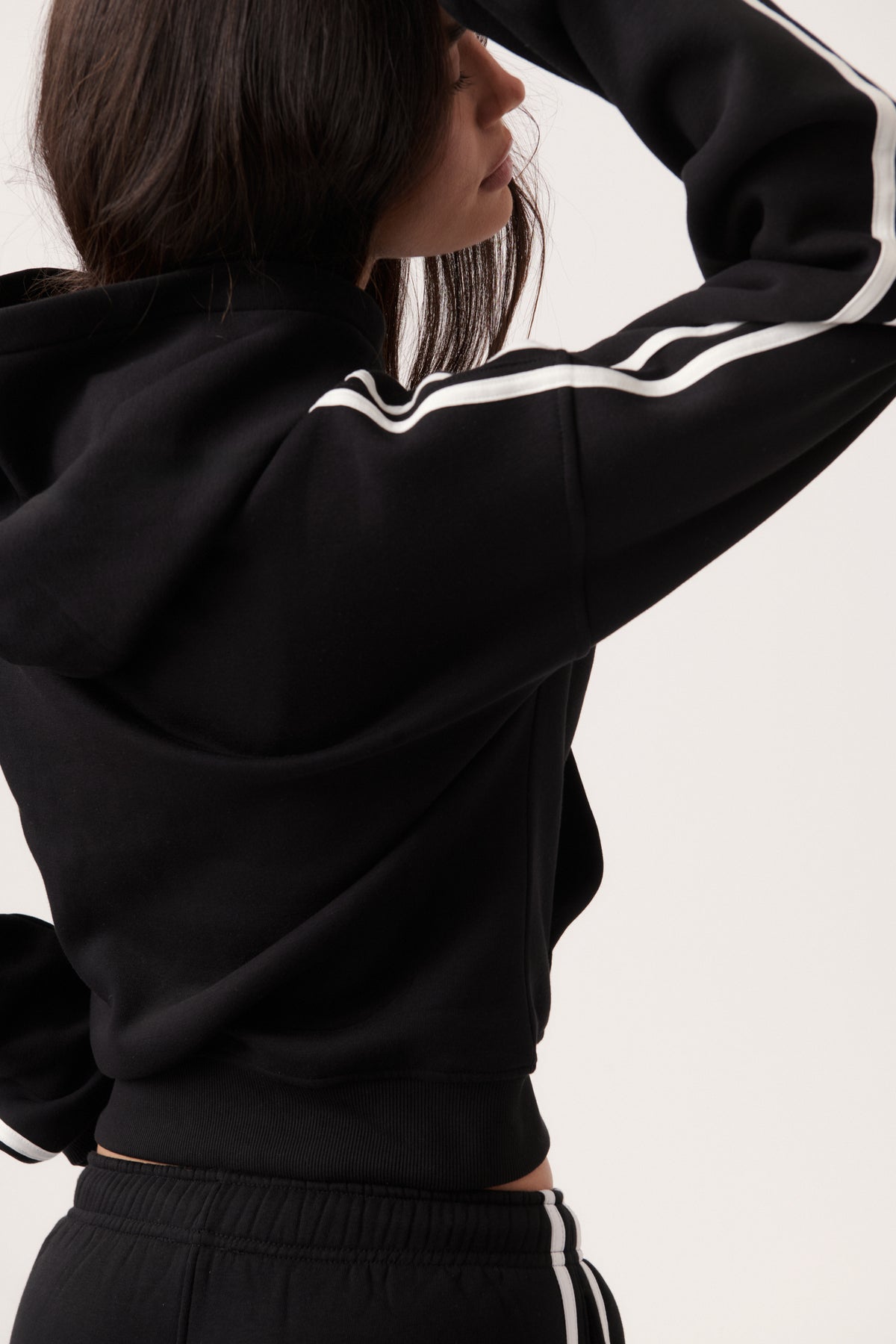 Sudadera con capucha y cremallera a rayas