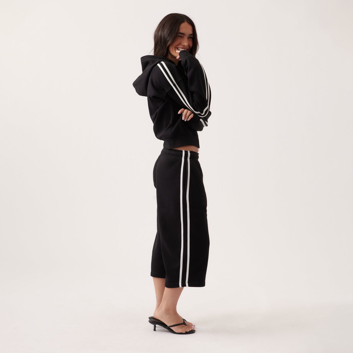 Sudadera con capucha y cremallera a rayas